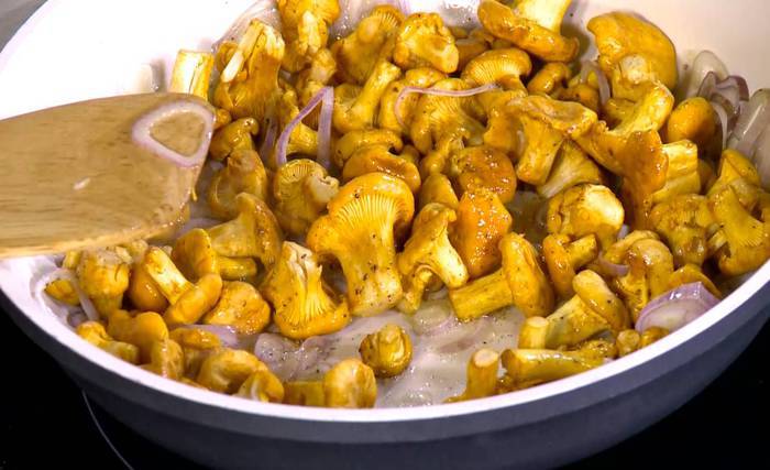 Тосты с лисичками и лимонным сыром 