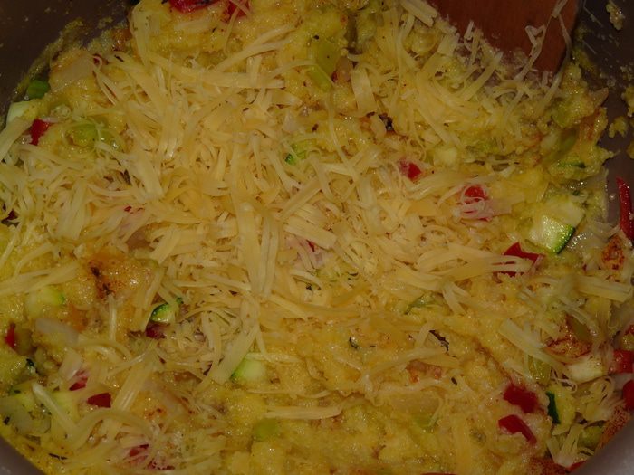 Запеченная полента с овощами