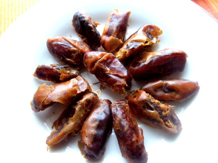 Шоколадные пирожные с фруктами