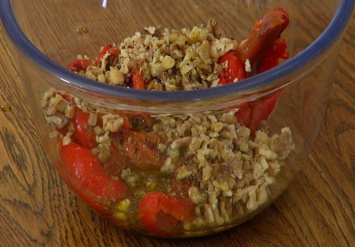 Запеченный сладкий перец с грецкими орехами