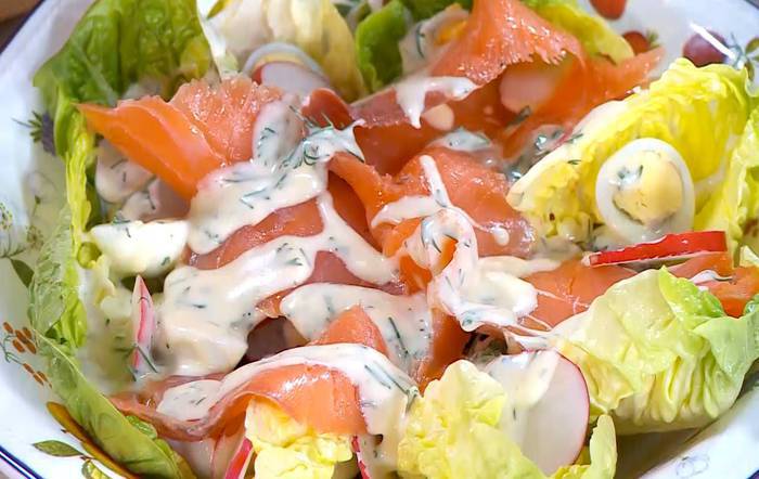 Салат с семгой, перепелиными яйцами и редисом 