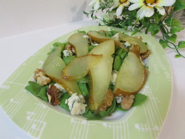 Теплый салат с грушей и голубым сыром