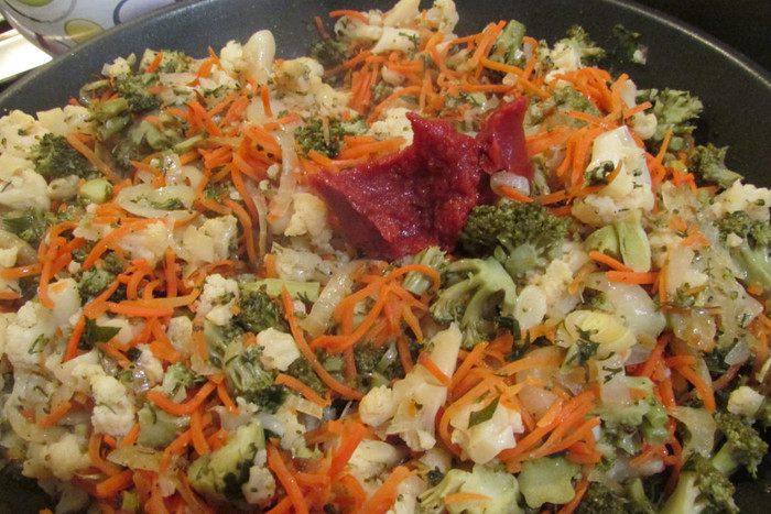 Запеканка из картофеля и цветной капусты с прованскими травами и кунжутом