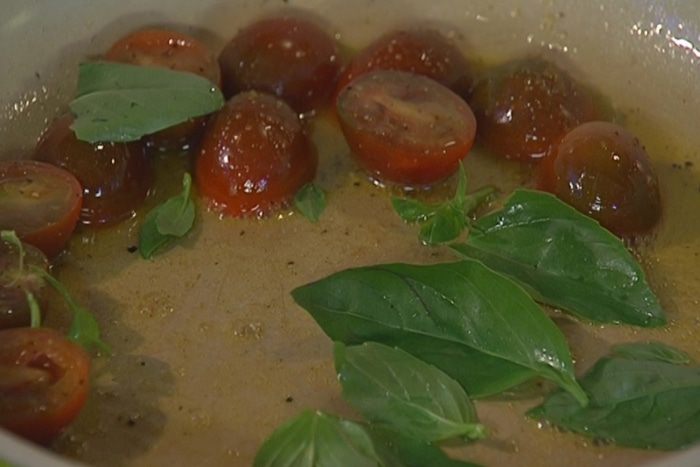 Омлет с козьим сыром, помидорами и базиликом 