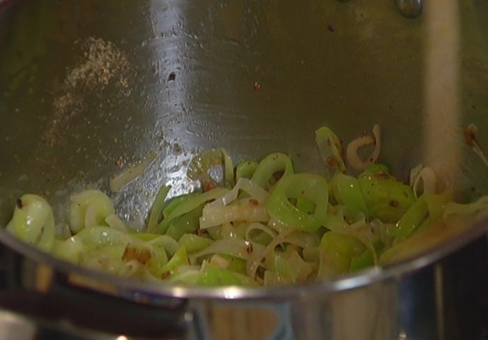 Грибной суп с луком-пореем