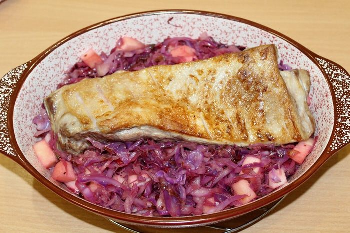 Свинина с красной капустой и яблоками