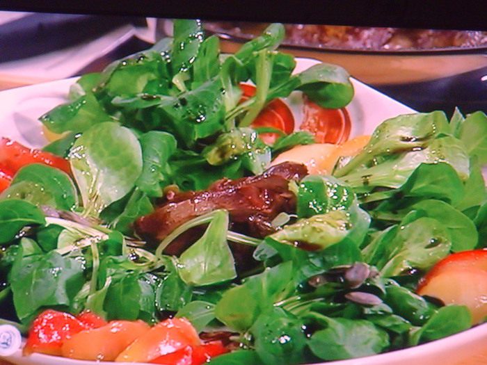 Салат с жареной куриной печенью и карамелизированным яблоком