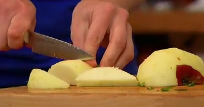 Теплый салат из красного риса с зеленью и миндалем