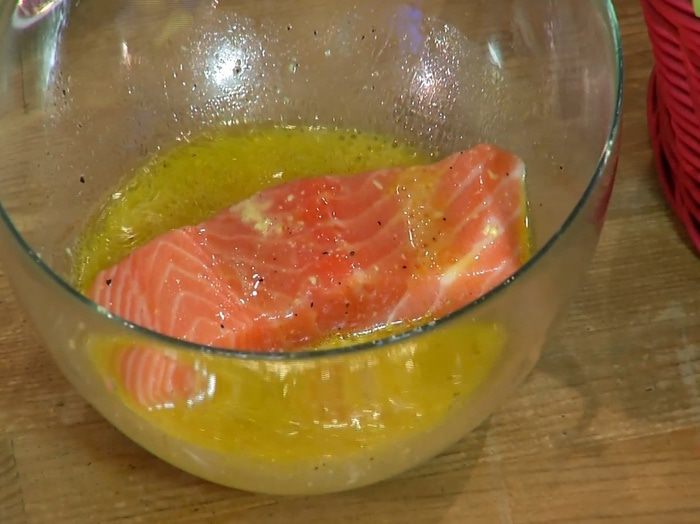 Семга с салатом из цикория, фенхеля и редиски 