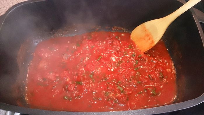Пенне в томатном соусе с кальмарами и маслинами