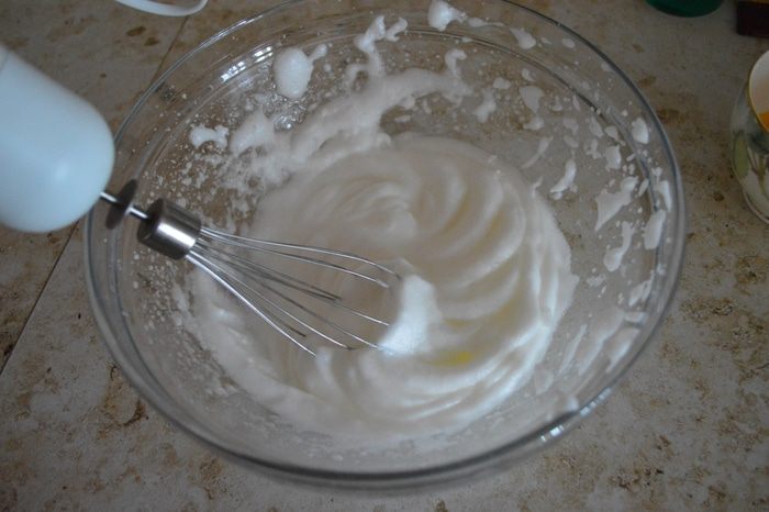 Сдобный пирог с вишнями и маком