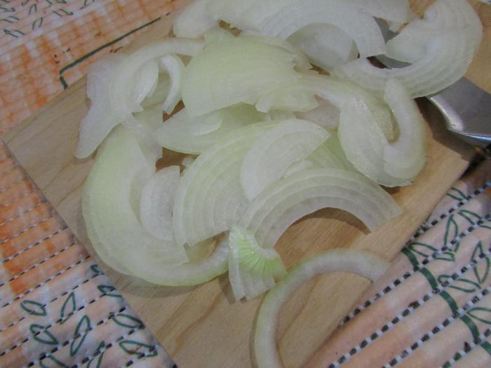 Открытый пирог с сыром и курицей
