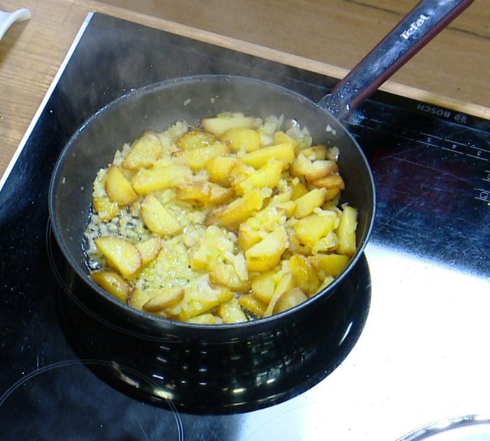 Испанский омлет с картофелем, семгой и укропом 