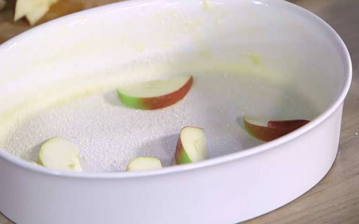 Сливочная запеканка с яблоком и ежевикой 