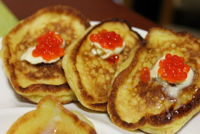 Оладьи с персиками и без