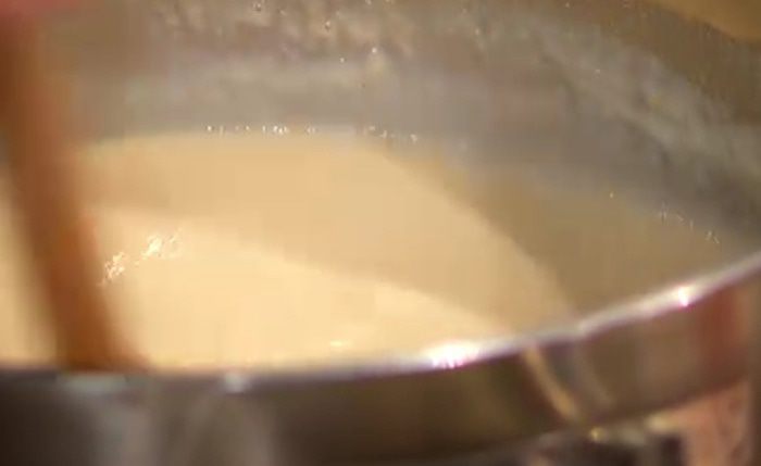 Манный пудинг с пряным апельсиновым сиропом 