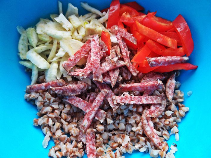 Гречневый салат с овощами и салями
