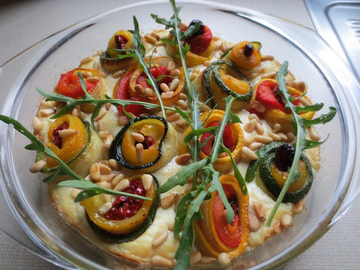 Гратен &amp;quot;Вкусняшка&amp;quot; с рулетиками из цукини с рикоттой и кедровыми орешками