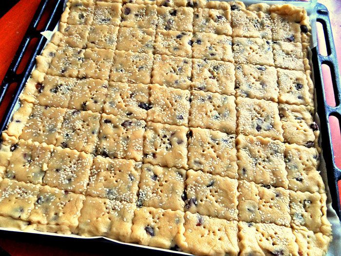 Печенье с кунжутом и изюмом