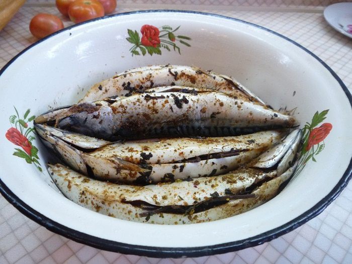 Скумбрия на гриле по-домашнему с базиликом и лимоном