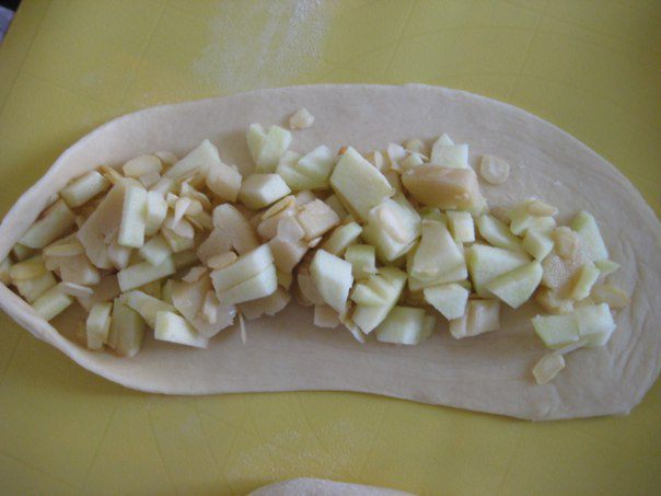 Плетенка с марципаном и яблоком