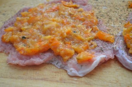 Крученики из свинины с хурмой 