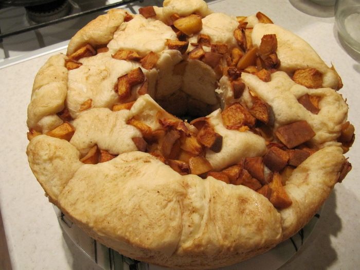 Сдобный хлеб с персиком и карамелью