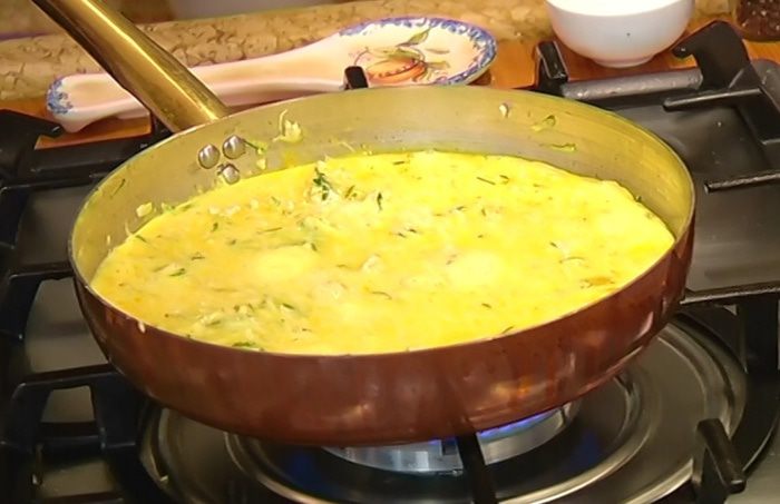 Фриттата с начинкой из курицы и овощей 