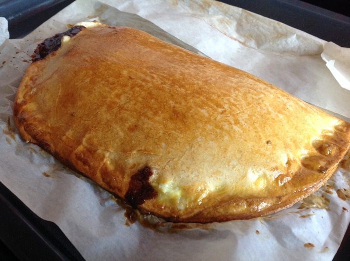 Кальцоне с рикоттой и шоколадной пастой