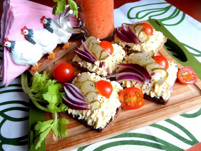 Бутерброды открытые с сырно-яичной начинкой