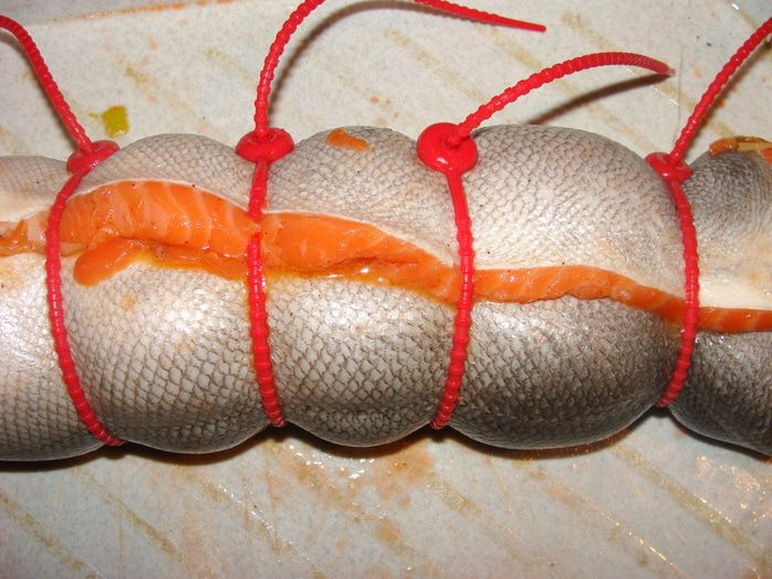 Острый лососевый рулет в тесте