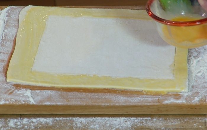 Открытый пирог с цукини и козьим сыром 