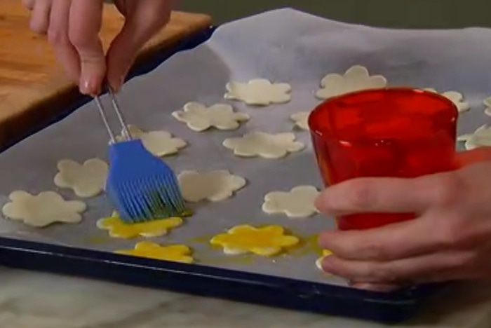 Тарталетки с креветками и соусом бешамель 