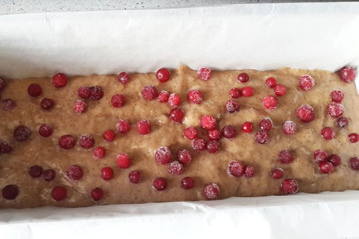 Постный кекс с миндалем и брусникой