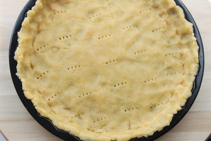 Миндальный тарт с черной смородиной