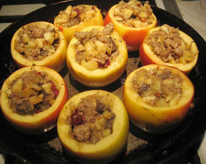Яблочки, фаршированные мясом 