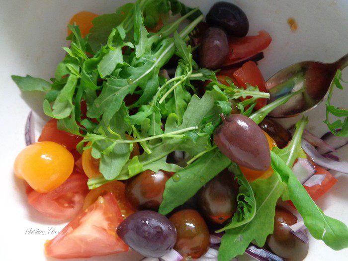 Итальянский салат панцанелла с необычной заправкой