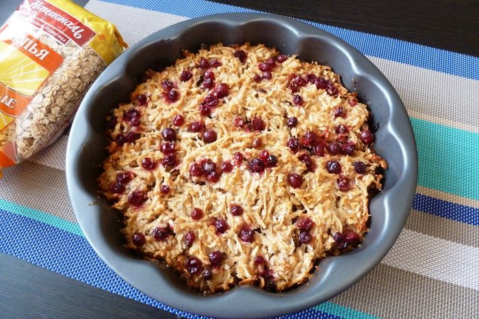 Запеканка из овсяных хлопьев с яблоками и клюквой