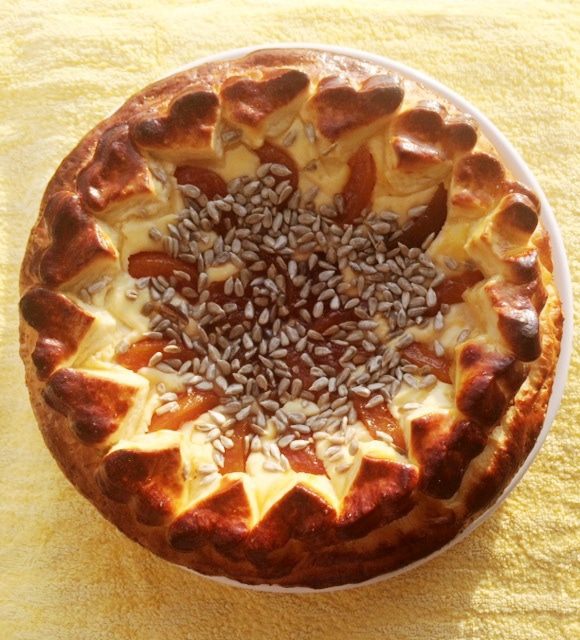 Сдобный пирог с творогом и джемом