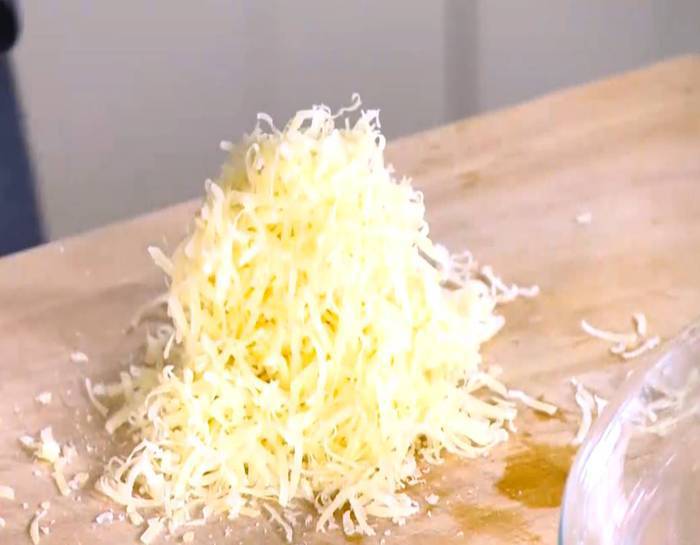 Мини-киши со шпинатом, копченой рыбой и помидорами 