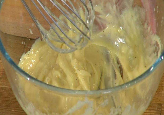 Мини-багет с курицей, авокадо и копченой грудинкой 