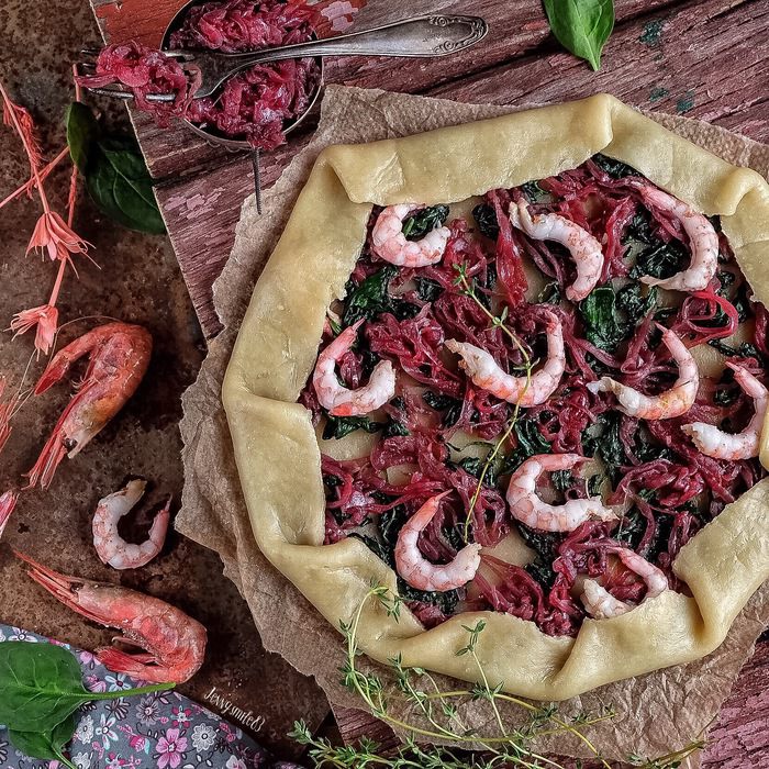 Галета со шпинатом, луковым мармеладом и креветками