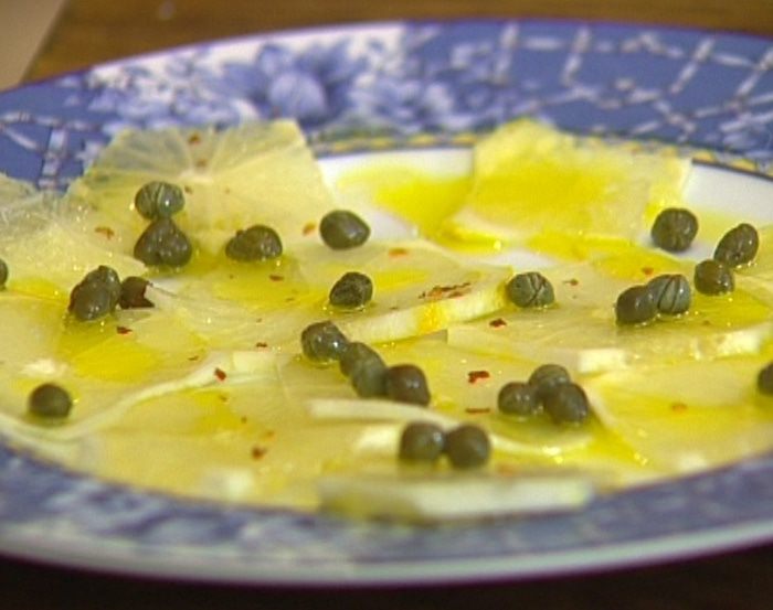 Острый салат с лимоном и каперсами