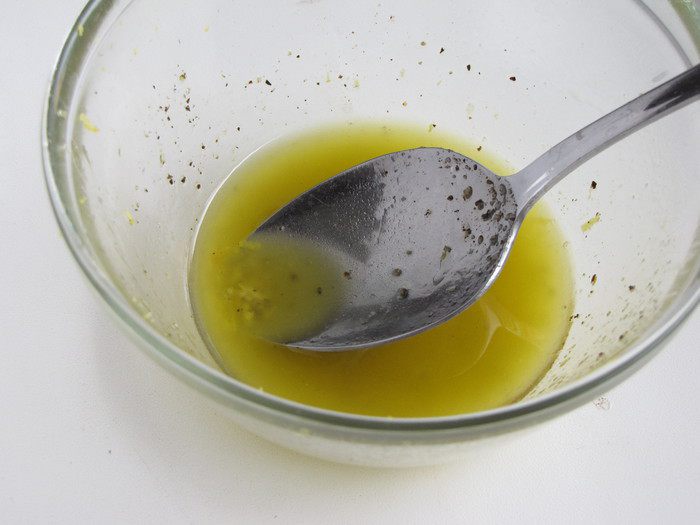 теплый салат с цукини, черри и кедровыми орешками