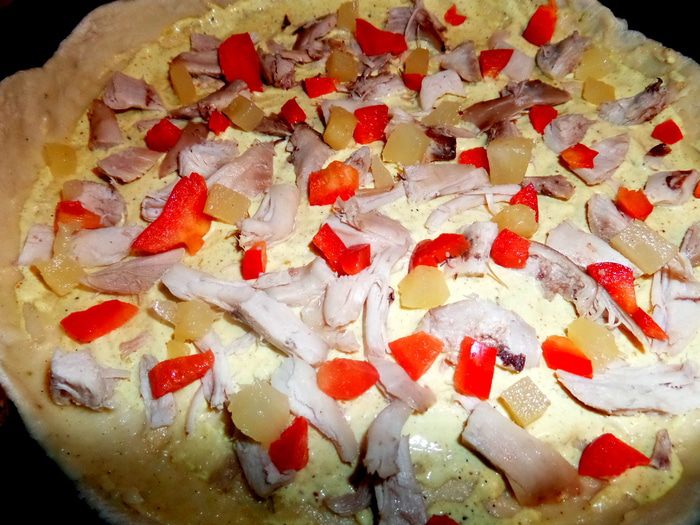 Пицца с курицей и ананасом