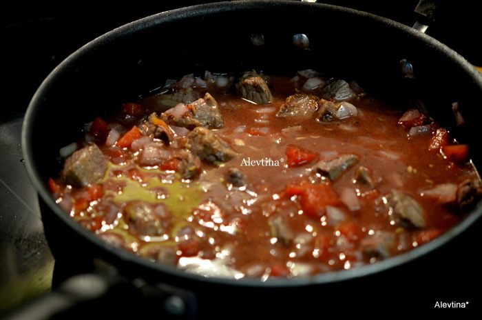 Тушеная говядина с зелеными оливками