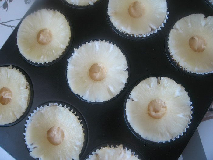 Бисквитно-миндально-ананасовые кексы