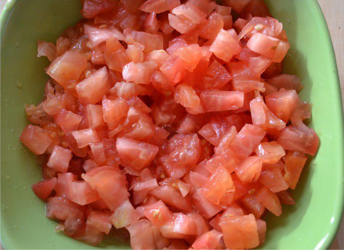 Баклажанные лодочки, начиненные мясом и белыми грибами, под сырной шубкой.