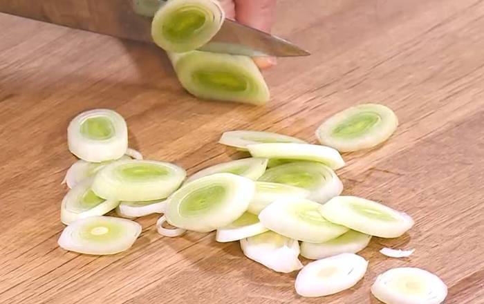 Паста со сливочным соусом из порея и шпината 