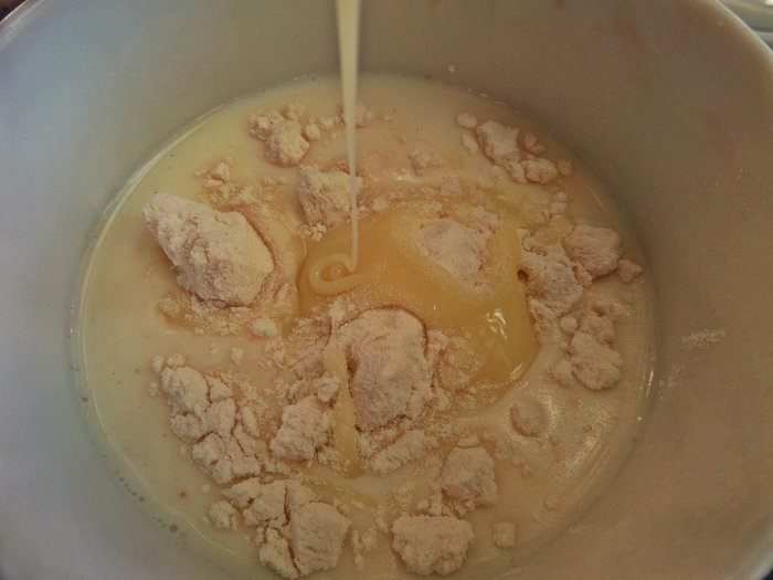 Плетёнка из шоколадного теста с орехами